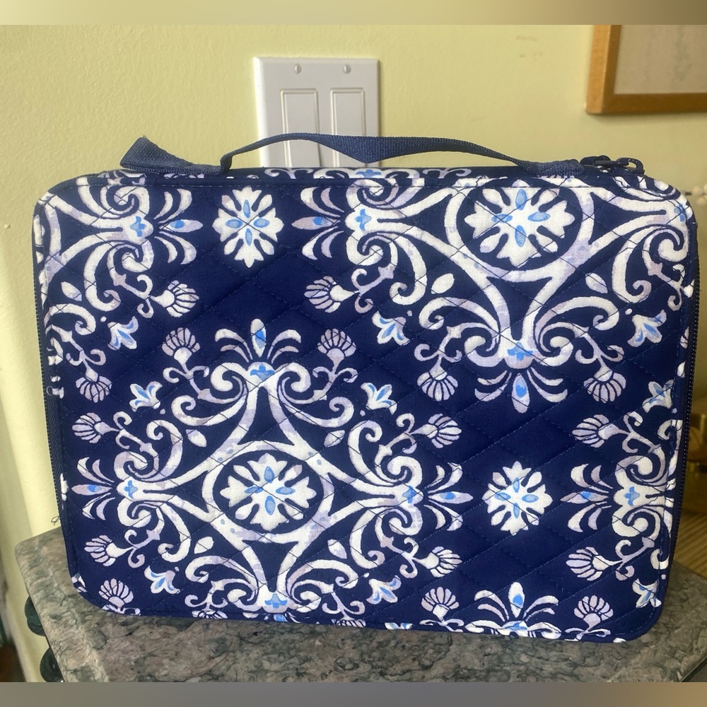Vera Bradly Like New Navy and White Quilted Tech Bag fits 11” iPad Pro